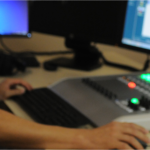 Imagem de uma pessoa operando os equipamentos da rádio Educativa UFMS.