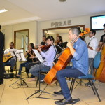 Imagem de uma banda tocando instrumentos musicais.
