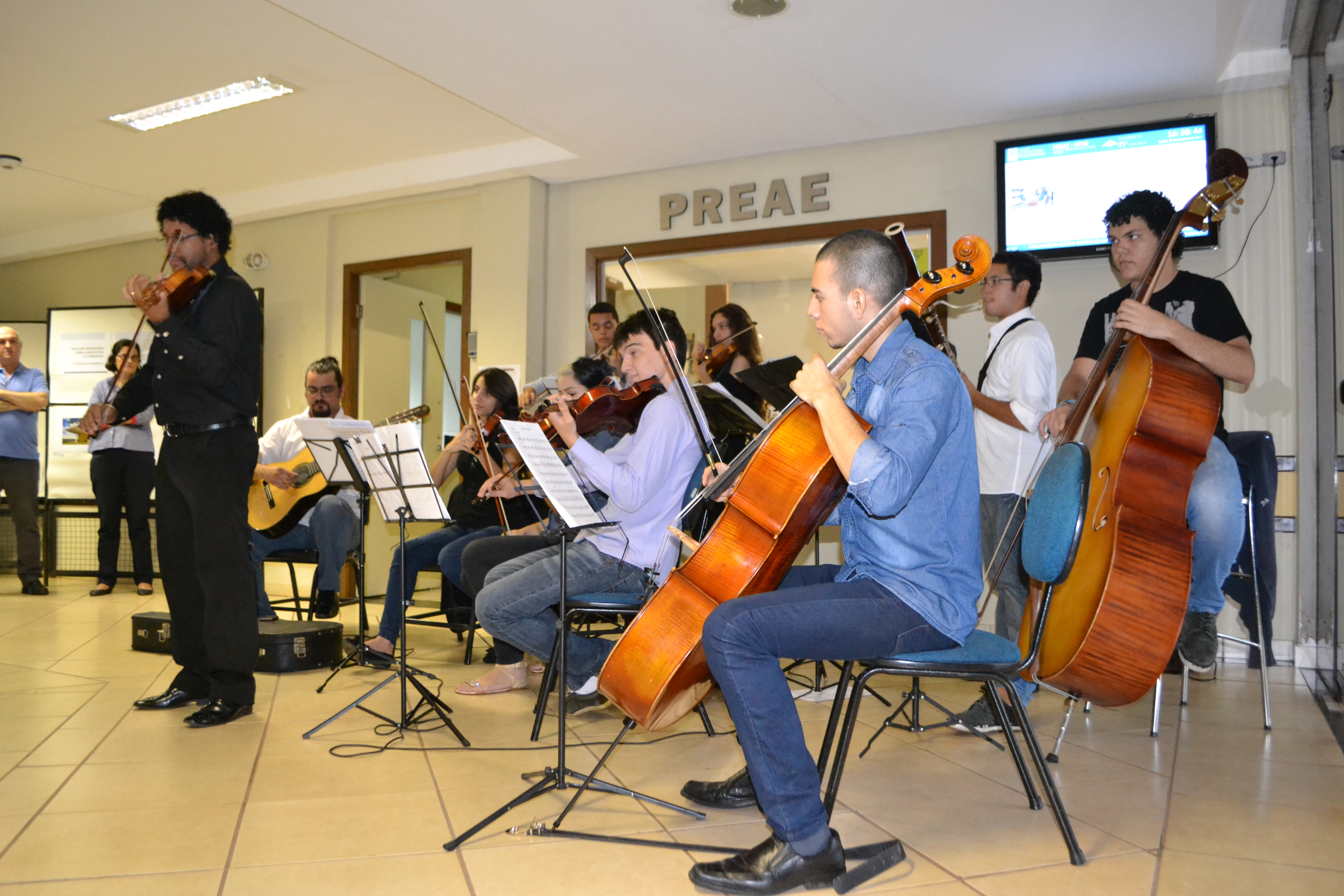 Imagem de uma banda tocando instrumentos musicais.