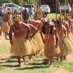 Imagem de índios realizando uma dança indígena.