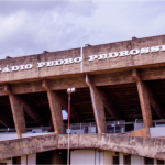 Imagem com a fachada do estádio Morenão.