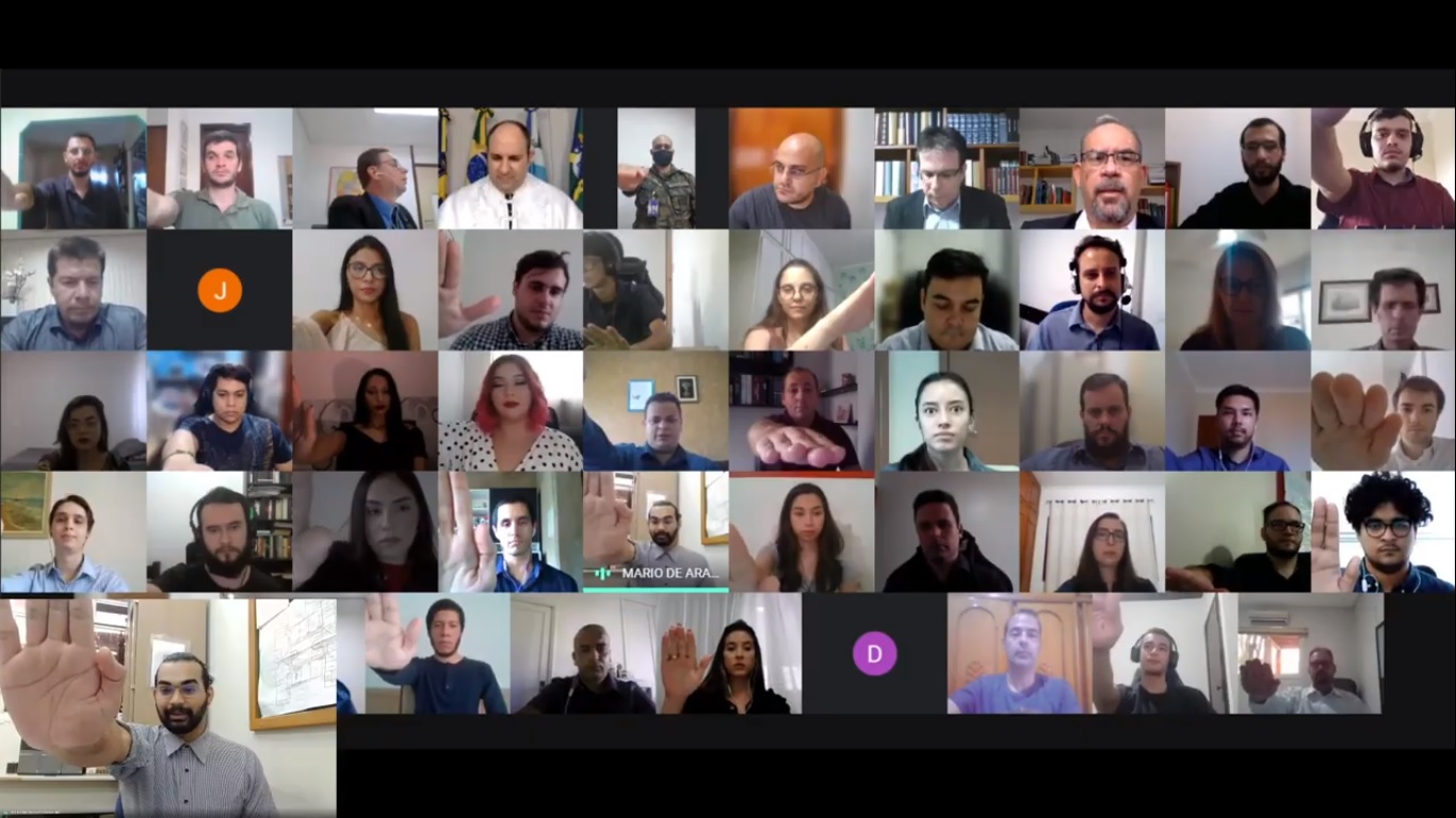 Formandos realizando o juramento